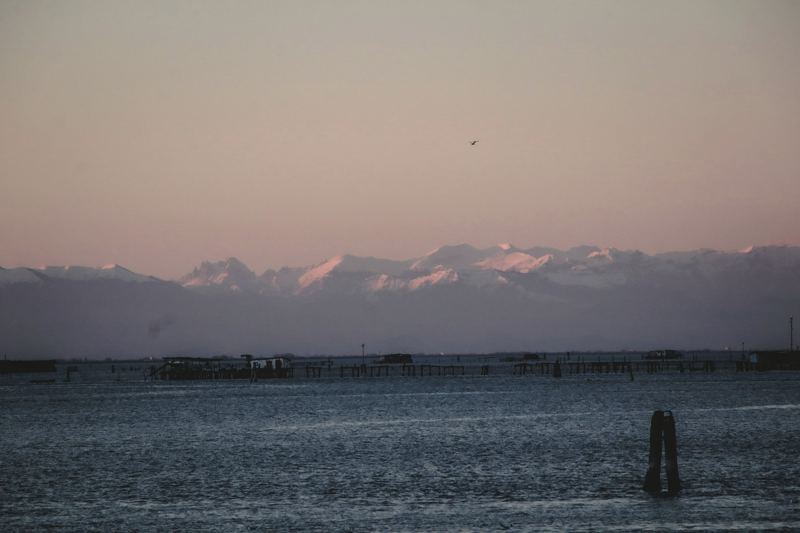 Die venezianische Lagune in der Dämmerung